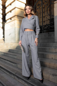 Conjunto Elegante, Chaqueta corta más pantalón. Plomo oscuro Talla M y  G  Marrón Talla M  Ceniza Talla P 