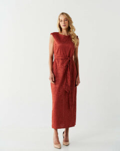 VESTIDO MIDI APRETADO DE ENCAJE CON ABERTURA Y HOMBRAS