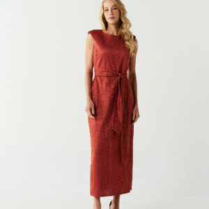 VESTIDO MIDI APRETADO DE ENCAJE CON ABERTURA Y HOMBRAS