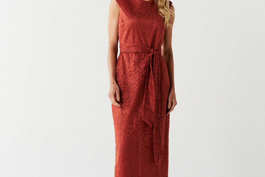 VESTIDO MIDI APRETADO DE ENCAJE CON ABERTURA Y HOMBRAS