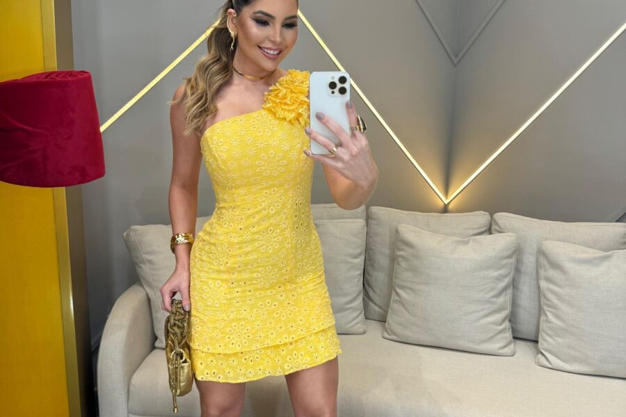 Vestido corto. Broderie amarillo