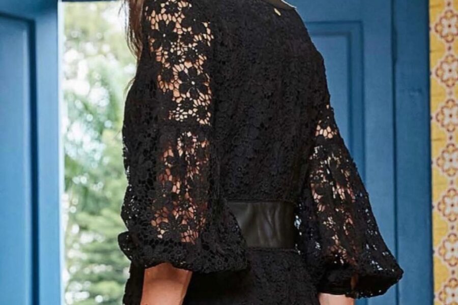 Vestido Midi de Encaje Negro con Detalles de Cuero Sintético y Manga Larga Abullonada