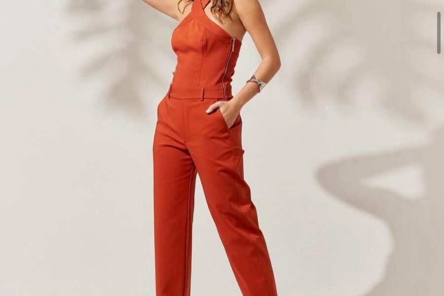 Conjunto Elegante Terracota: Top Halter y Pantalón de Vestir
